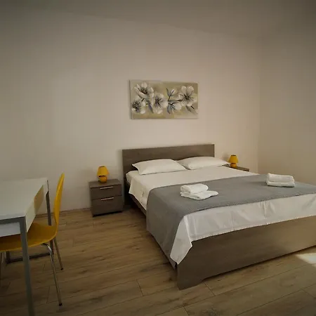 Pag 13060c Apartment Pag Town